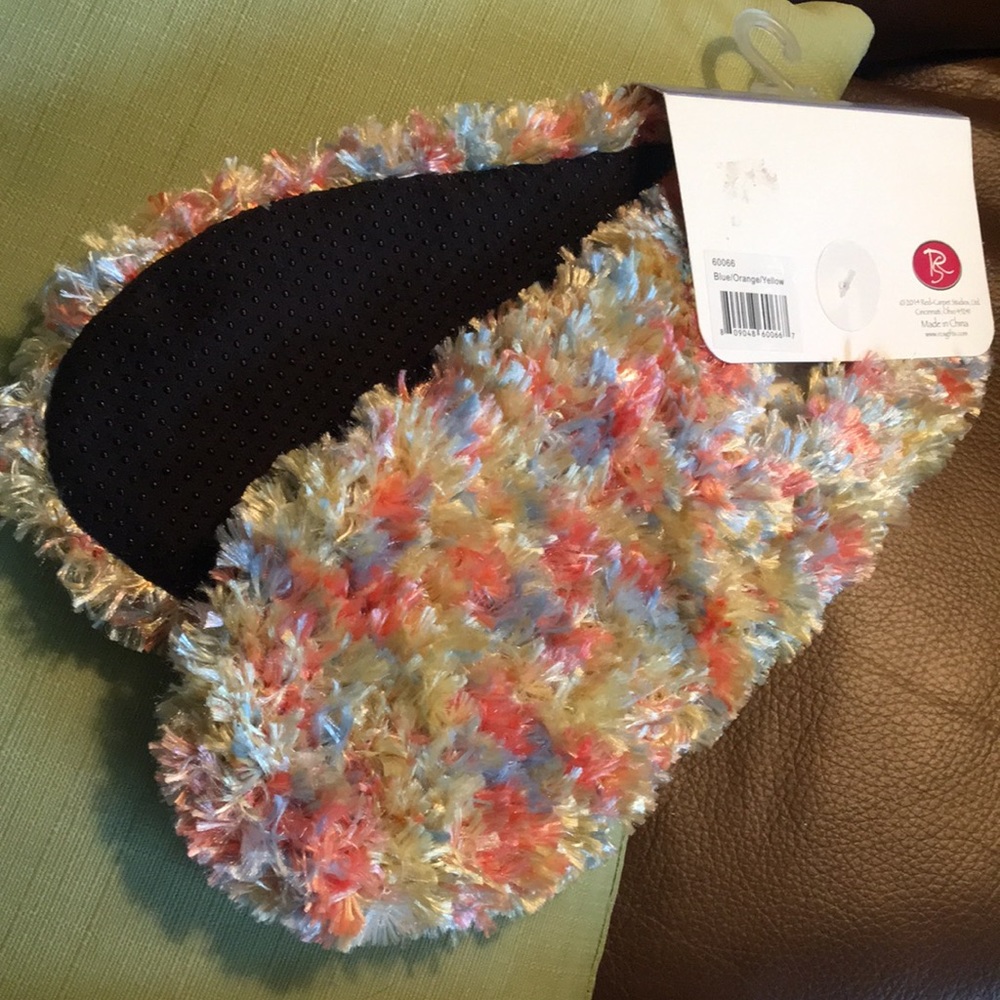 2 Pair PLUSH SLIPPERS - Picture 8 of 11